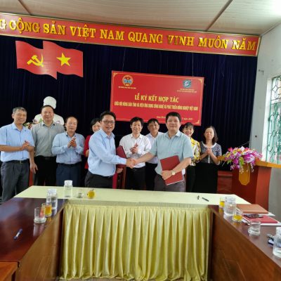 The signing ceremony of strategic cooperation between the Vietnam Institute of Agricultural Technology Application and Development and the Farmers Association of Hoa Binh province