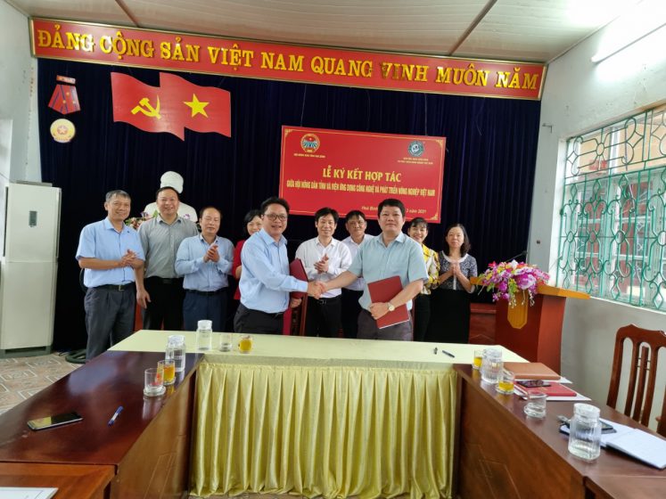 The signing ceremony of strategic cooperation between the Vietnam Institute of Agricultural Technology Application and Development and the Farmers Association of Hoa Binh province